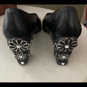 Rangoni Italian black leather pumps 8.5. Custom heels. Gently worn.